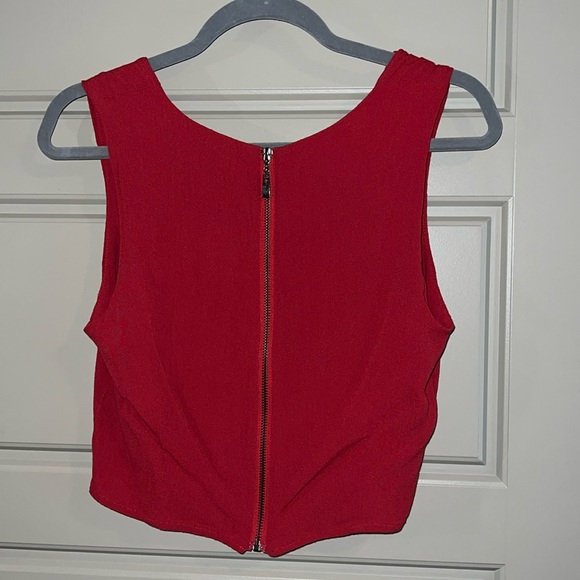 Red cropped tank top, looks great with high waisted jeans! Good quality material - Picture 2 of 3